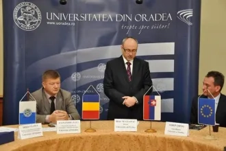 Rektor Prešovskej univerzity v Prešove prof. RNDr. René Matlovič, PhD. a rektor Universitatea din Oradea prof. Constantin Bungau, PhD. podpísali dňa 11. novembra 2013 zmluvu o spolupráci oboch univerzít.
