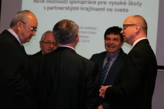 Ocenenie Diploma Supplement Label v rukách rektora PU