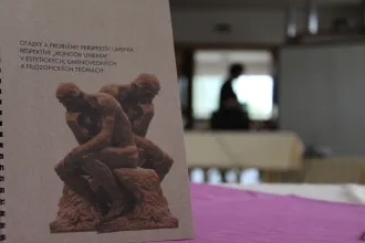 Otázky a problémy perspektív menia, respektíve „koncov umenia“ v estetických, umenovedných a filozofických teóriách