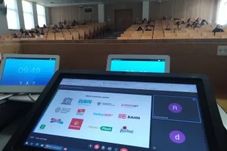 Spájanie teórie s praxou na FMEO pokračuje