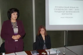Nа sеmіnári s medzinárodnou účasťou, ktorý zorganizovali Ústav rusínskeho jazyka a kultúry PU a Spolok rusínskych spisovateľov Slovenska, dve jeho časti viedli čelné predstaviteľky týchto inštitúcie a občianskeho združenia: (zľava) doc. PhDr. A. Plišková, PhD. a PhDr. K. Koporová. Fotky: А. Z.   На семінарї з міджінароднов  участёв, котрый орґанізовали Інштітут русиньского языка і културы ПУ  і Сполок русиньскых писателїв Словеньска, дві ёго части вели їх челны представителї: (злїва) доц. ПгДр. А.