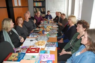 • Skupina 15 nórskych prekladateľov na Ústave rusínskeho jazyka a kultúry Prešovskej univerzity 25. októbra 2010 na čele s vedúcou skupiny E. Doboš (druhá sprava) a predsedníčkou Zväzu nórskych prekladateľov C. Winger.   • Ґрупа 15 норьскых перекладателїв на Інштітутї русиньского языка і културы Пряшівской універзіты 25. oктобра 2010 на челї з їх ведучов E. Добош (друга справа) і председкынёв Союзу норьскых перекладателїв С. Вінґер (перша злїва).