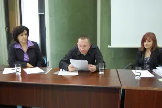 • Za čelný stôl 11. Vedeckého seminára karpatorusinistiky zasadli: (zľava) doc. PhDr. A. Plišková, PhD., referujúci  hosť z Poľska Mgr. S. Dubiel-Dmitrišin a PhDr. K. Koporová. • За челный стіл 11. Научного семінаря карпаторусіністікы засїли: (злїва) доц. ПгДр. А. Плїшкова, ПгД., реферуючій гость із Польска С. Дубєл-Дмитришин і ПгДр. К. Копорова.