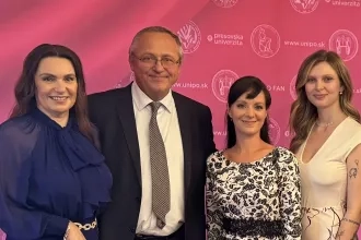 doc. Jenčová, dekan FMEO prof. Ing. Dr. Štefko, Ph.D., doc. Vašaničová a Mgr. Melnyk počas Slávnostného otvorenia akademického roka 2025/2026 (v roku 2025)