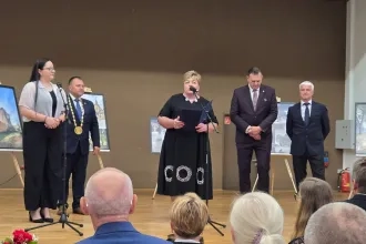 Vanesa Luptáková - tlmočí z maďarského jazyka do slovenského pre zástupcov miest miest Sabinov (Slovenská republika) a Kenderes (Maďarsko).