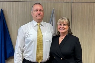 Dr. Vravec a doc. Šofranková pri príležitosti udelenia Ďakovného listu rektorom PU v Prešove (v roku 2025)