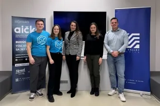 doc. Jenčová a Dr. Košíková počas workshopu "Využitie umelej inteligencie vo výučbe" (v roku 2025)