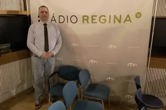 Dr. Vravec počas nahrávania rozhlasových relácií pre STVR - Regina Východ na témy z oblasti financií (v roku 2026)