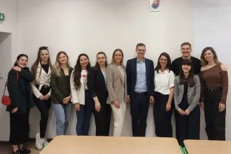 Mgr. Melnyk počas prednášky „Global trends in the energy sector and energy transition - think globally, act locally“ (v roku 2026)