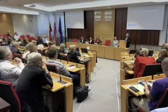 Dr. Letkovský počas prednášky Umelá inteligencia v energetike počas podujatia Fórum Smart energetiky v PSK 2026 (v roku 2026)
