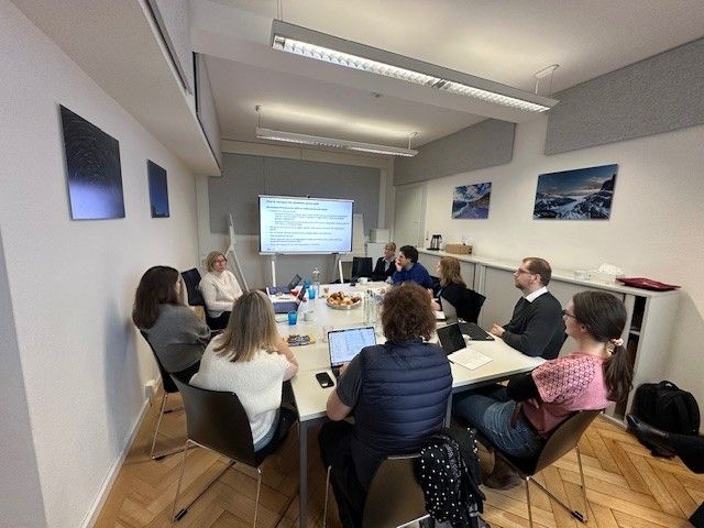 Obrázok, na ktorom je vnútri, stena, stôl, ošatenie

Obsah vygenerovaný pomocou AI môže byť nesprávny.