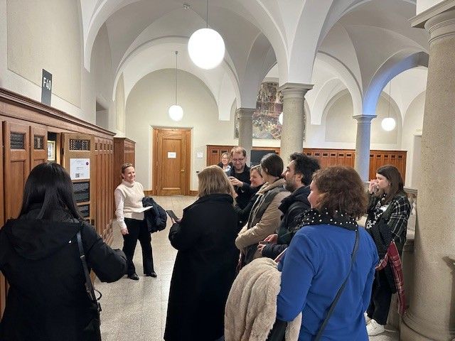 Obrázok, na ktorom je ošatenie, osoba, chlap, žena

Obsah vygenerovaný pomocou AI môže byť nesprávny.