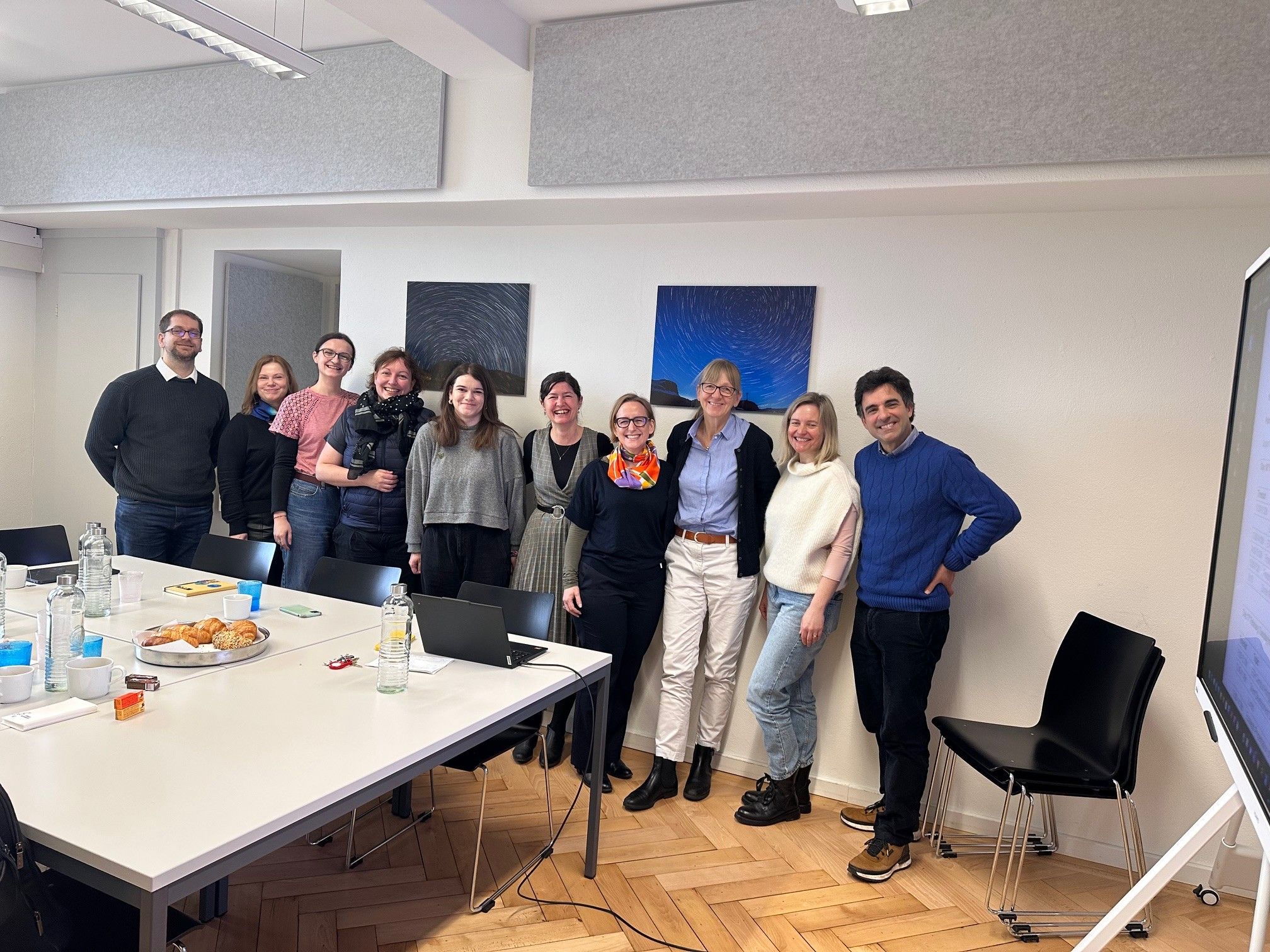 Obrázok, na ktorom je vnútri, stena, ošatenie, osoba

Obsah vygenerovaný pomocou AI môže byť nesprávny.